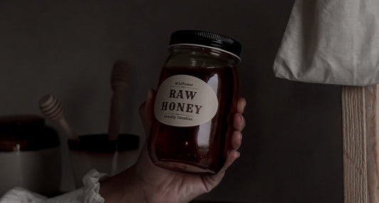light and dark honey showing why honey varies in color